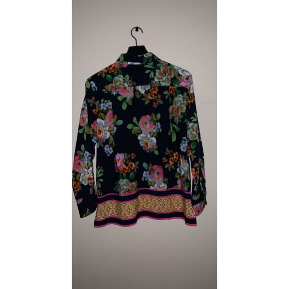 Ellen Tracy Floral print blouse in navy. - Picture 3 of 4
